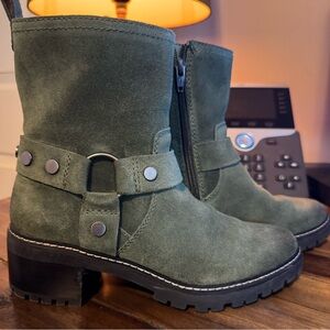 Size 6 hunter green suede Naturalizer booties/ankle boots
